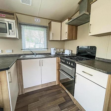 Lovely 6 Berth Caravan With Decking At Carlton Meres In Suffolk Ref 60058M Saxmundham Exterior foto