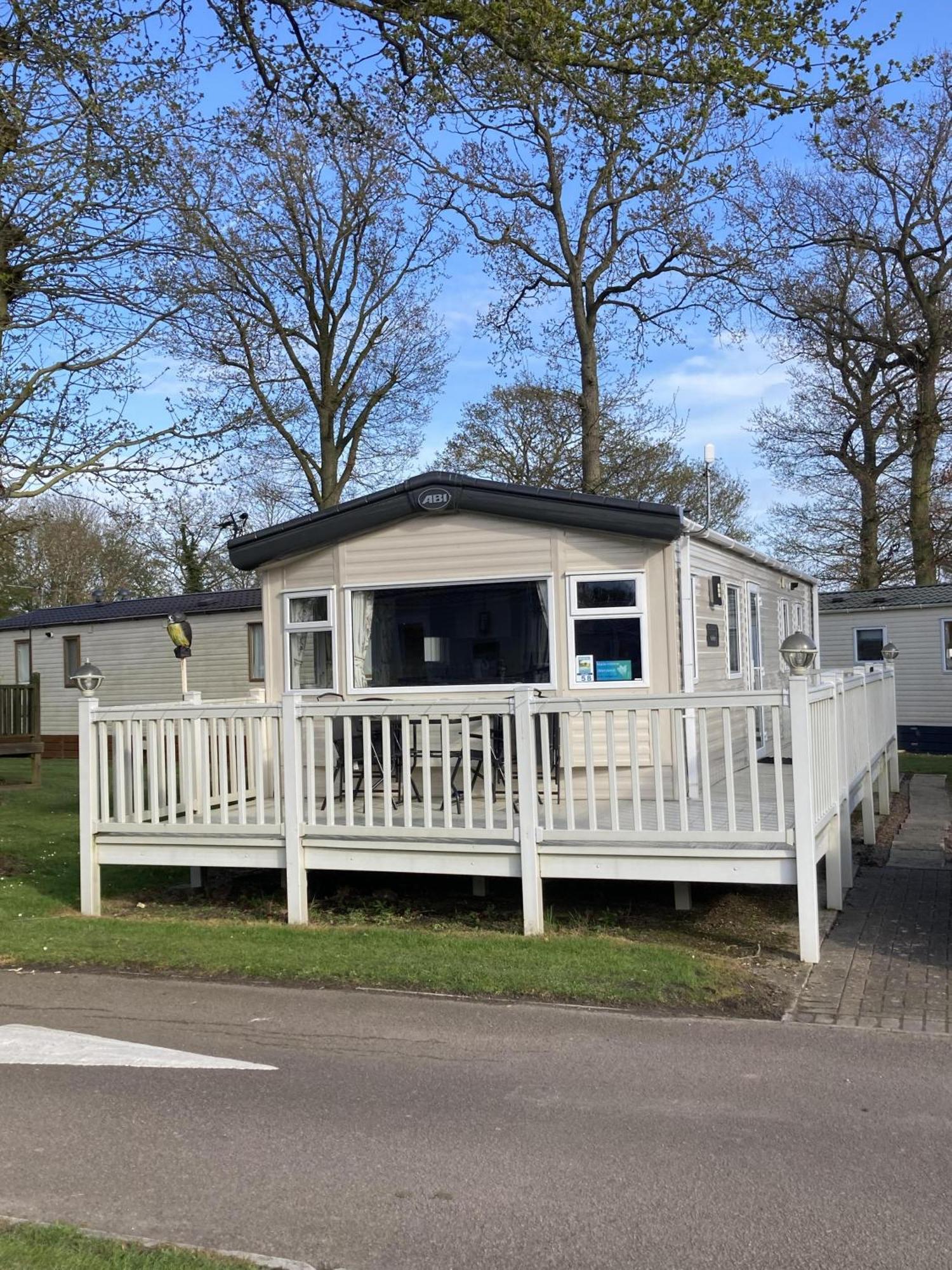 Lovely 6 Berth Caravan With Decking At Carlton Meres In Suffolk Ref 60058M Saxmundham Exterior foto