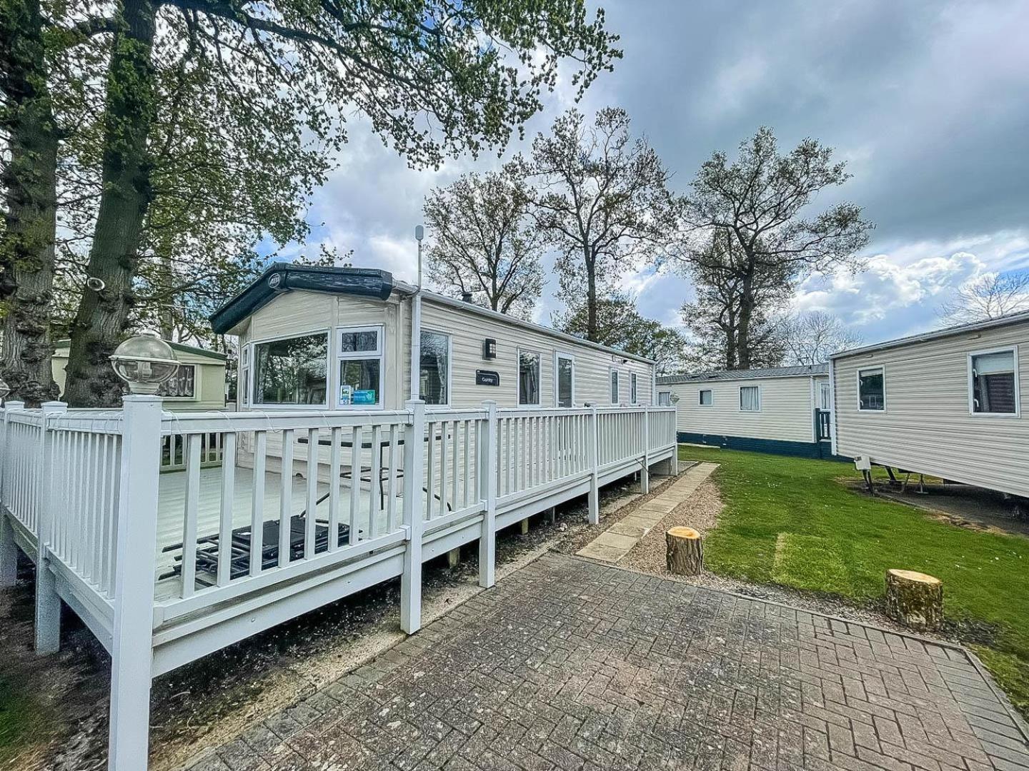 Lovely 6 Berth Caravan With Decking At Carlton Meres In Suffolk Ref 60058M Saxmundham Exterior foto