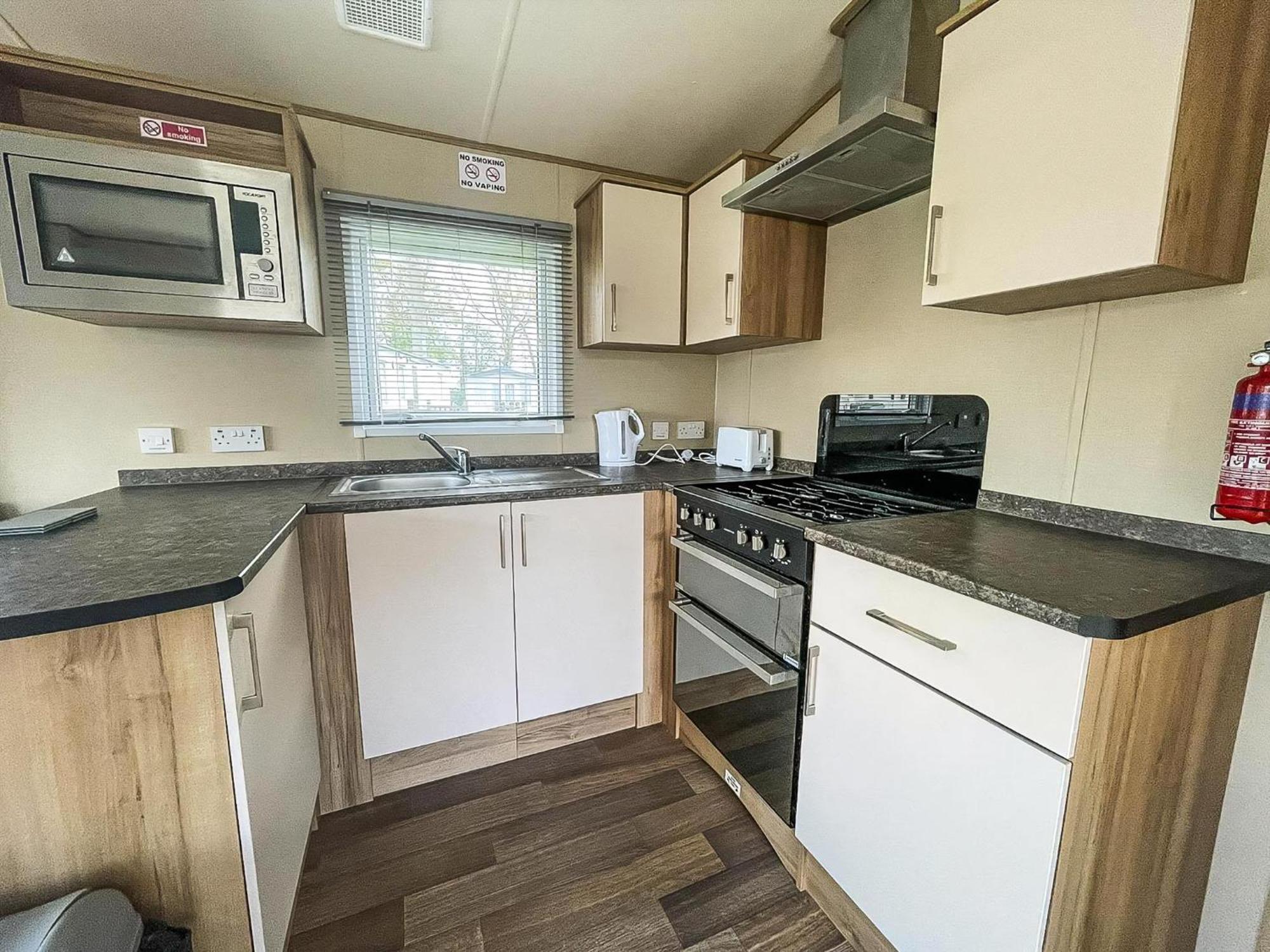 Lovely 6 Berth Caravan With Decking At Carlton Meres In Suffolk Ref 60058M Saxmundham Exterior foto