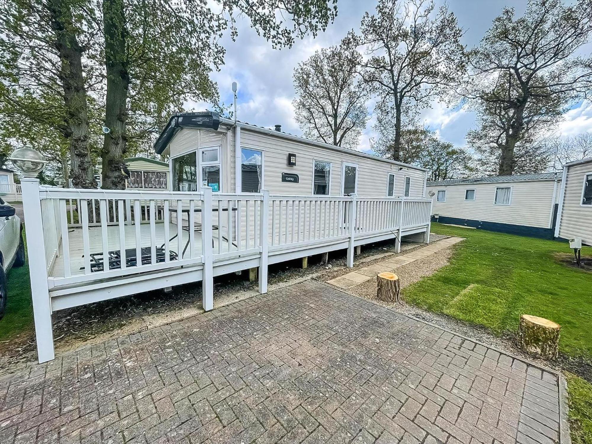 Lovely 6 Berth Caravan With Decking At Carlton Meres In Suffolk Ref 60058M Saxmundham Exterior foto